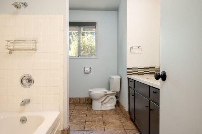 Building Photo - Charming Mid-Century Home in Lake Oswego School District
