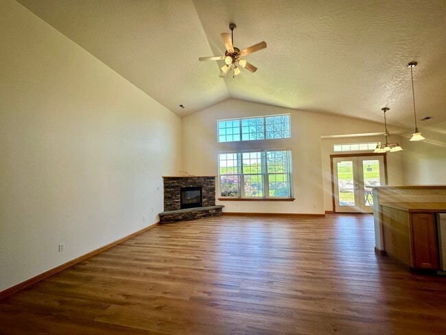 Building Photo - Newly Renovated Home on Prairie Falls Golf...