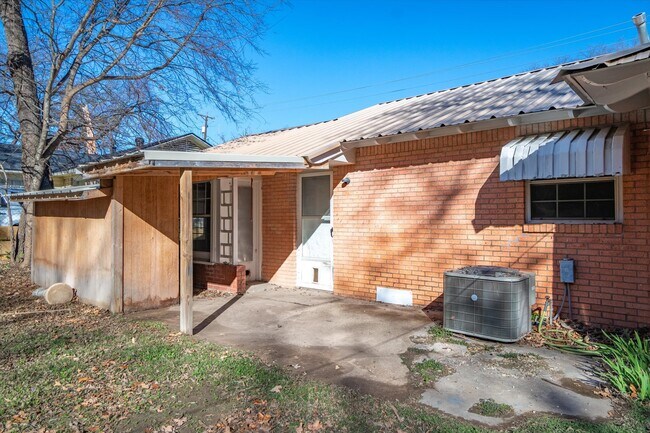 Building Photo - 175 E Elm St