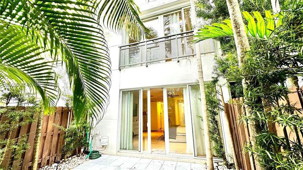 Building Photo - 814 NE 19th Ave