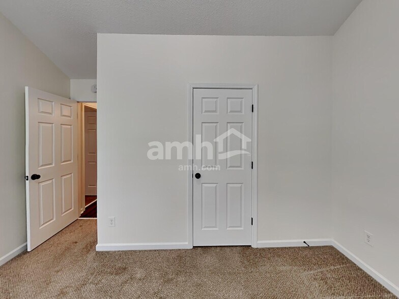 Building Photo - 131 Hidden Creek Dr