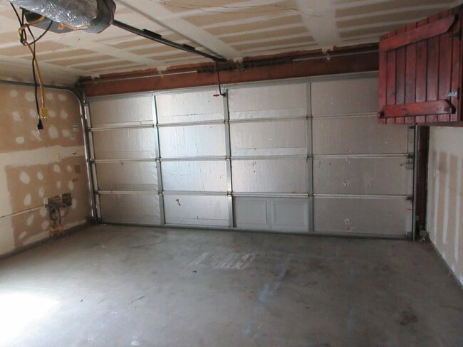 Building Photo - Spacious 3bd 2.5ba Quiet location.