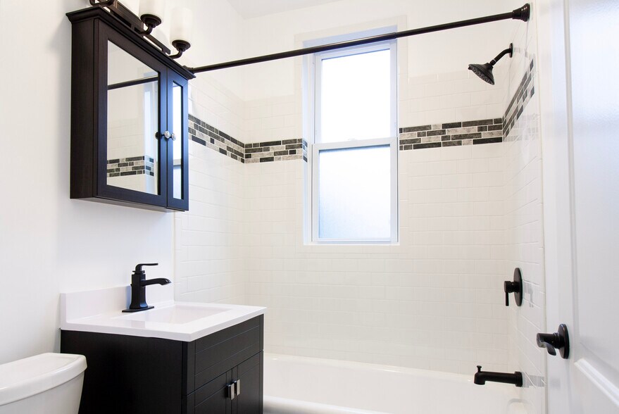 Building Photo - 3845 N Greenview Ave