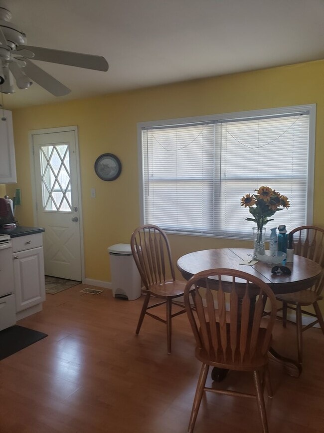 Building Photo - 3bed/1bath in Kenwood neighborhood