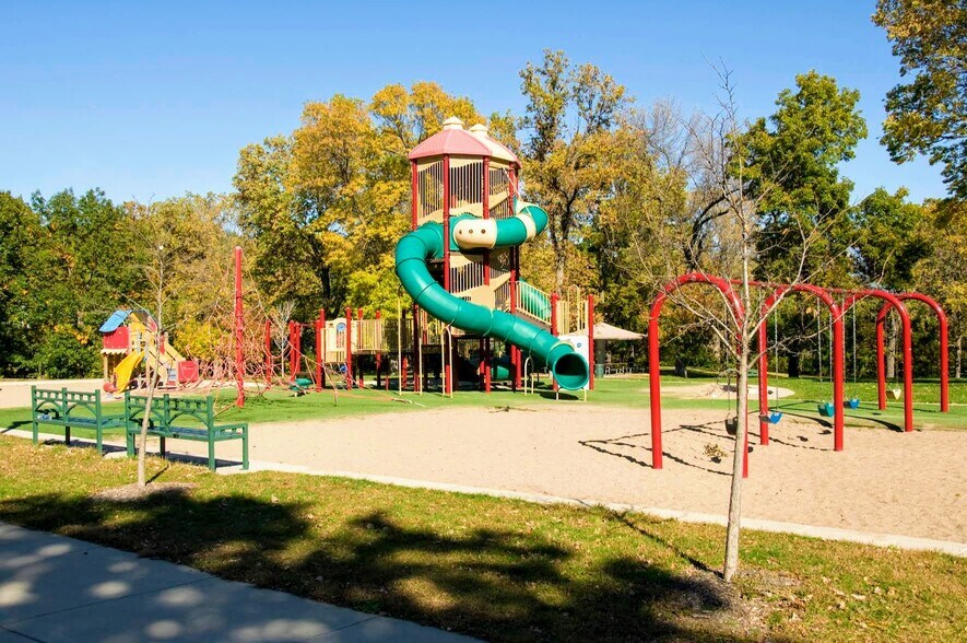 Many playgrounds nearby - 1588 Hillcrest Ave