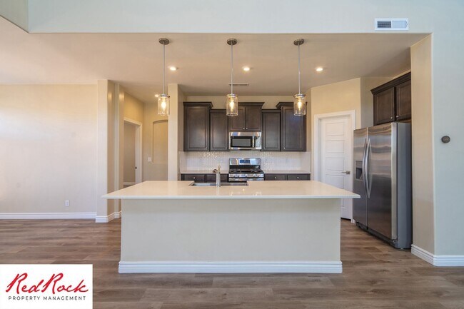 Building Photo - Stunning 4 Bedroom Home. Dog friendly!