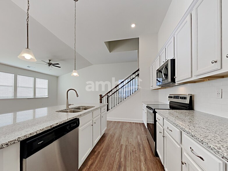 Building Photo - 5250 Valley Dr