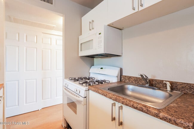 Building Photo - 770 N Dodge Blvd