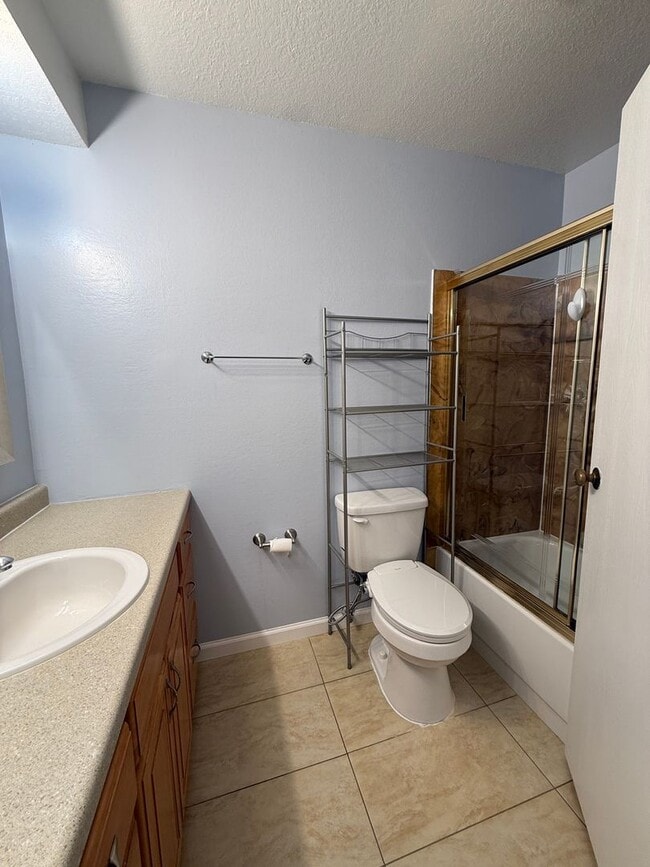 Building Photo - Well Maintained 2BD/2BTH Lynnwood Condo for Lease in Gated Community!