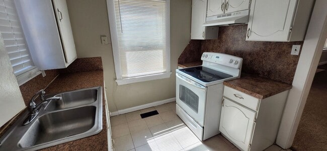 Building Photo - 2 bedroom brick home close to St Francis