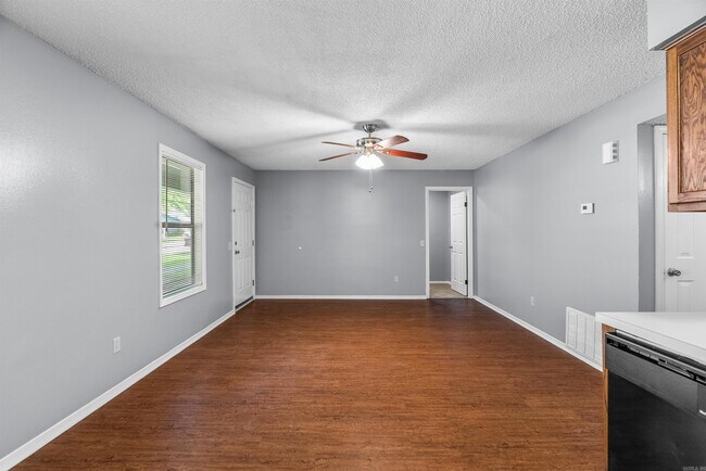 Building Photo - 1309 Country Oaks Dr