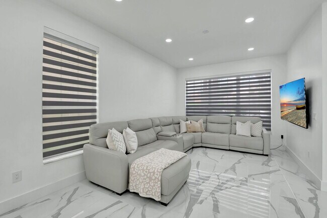 Building Photo - 10872 Tamoron Ln