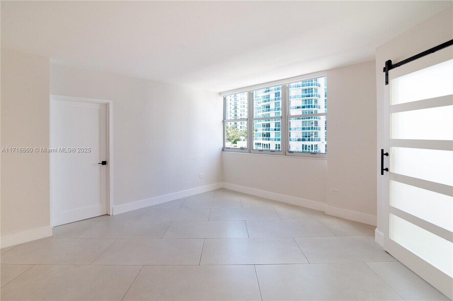 Building Photo - 825 Brickell Bay Dr