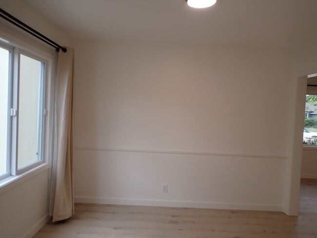 Building Photo - Single Family House in Desirable Neighborhood