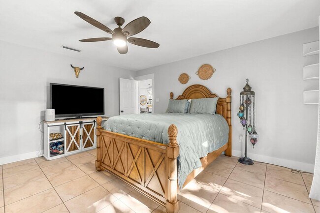 Building Photo - 3/2 Destin Home!