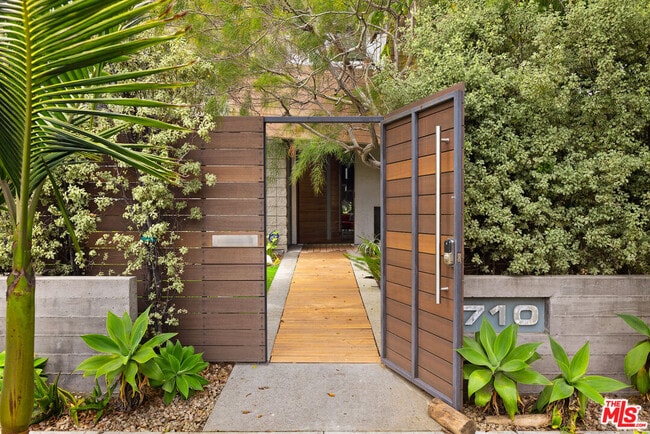 Building Photo - 710 Milwood Ave