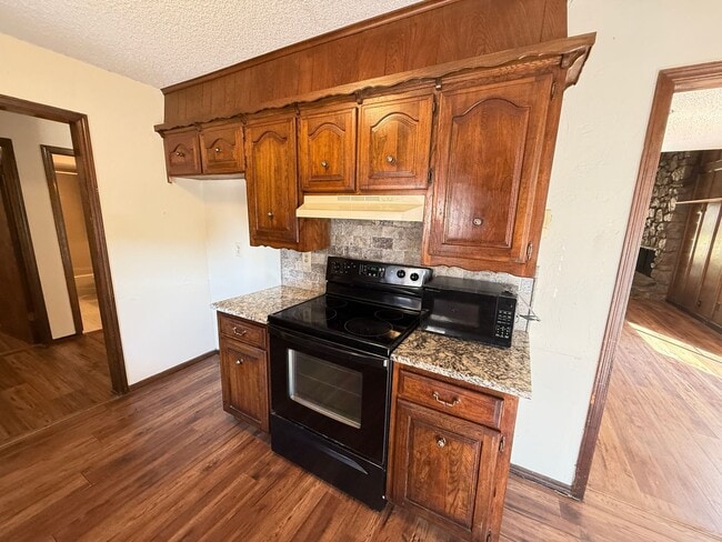Building Photo - Vaulted Ceilings, Large Great Room! 3 bedr...