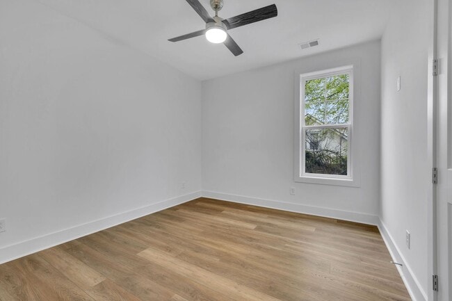 Building Photo - 423C Veritas St