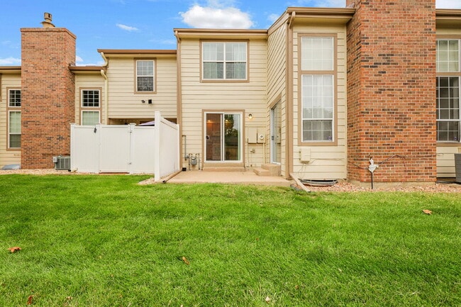 Building Photo - $2,695 - 5 Bed, 4 Bath Townhome in Aurora ...