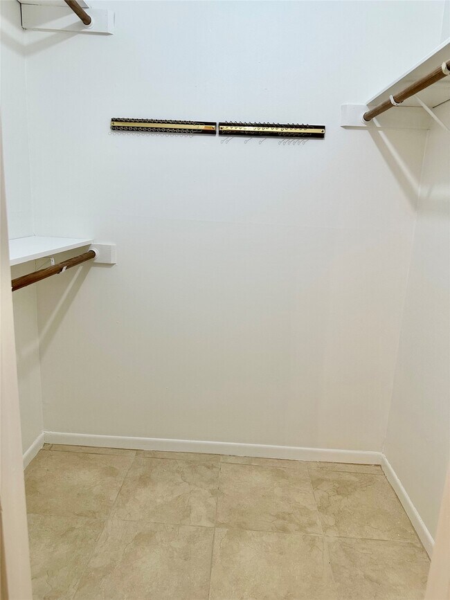 Building Photo - 10902 Olympia Dr