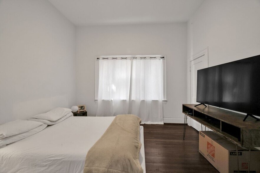 Building Photo - 2134 16th Ave S