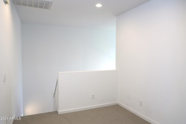 Building Photo - 901 S Smith Rd