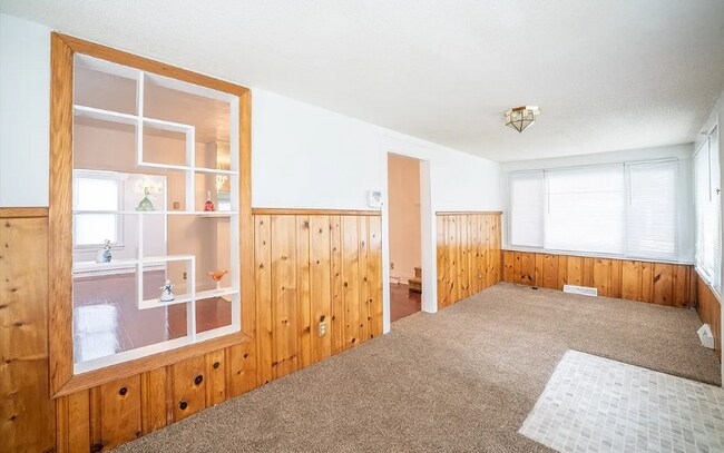 Building Photo - 935 Somerset Dr