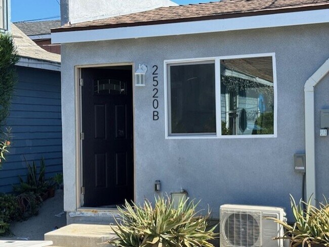 Primary Photo - 2516 E Anaheim St