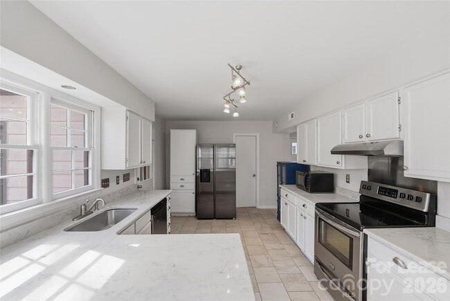 Building Photo - 805 Farm Tree Ln