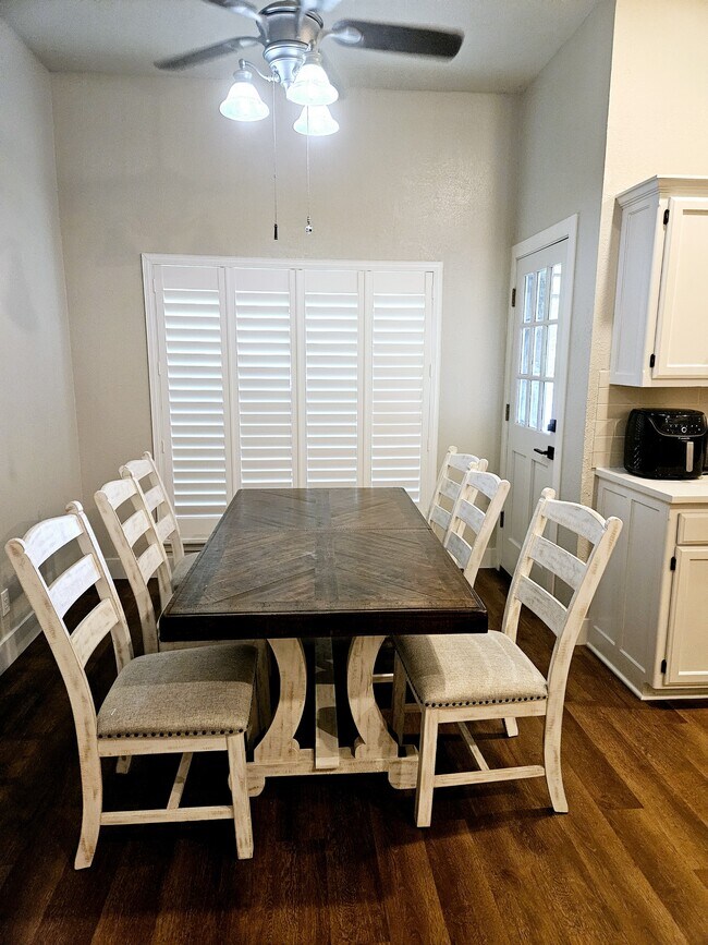 Building Photo - 2010 Constitution Ave