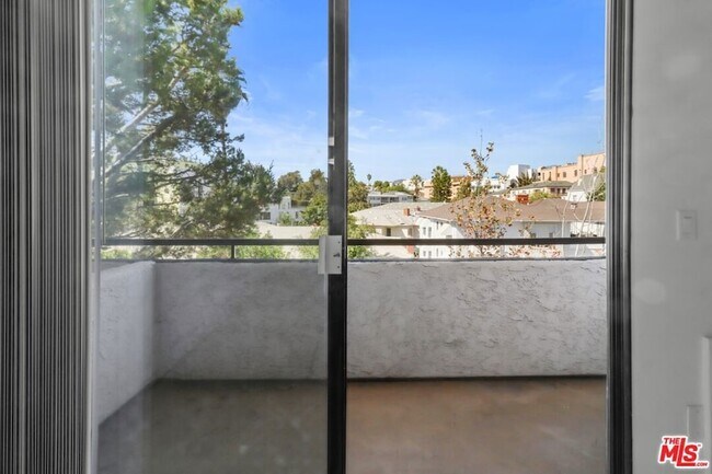 Building Photo - 10982 Roebling Ave