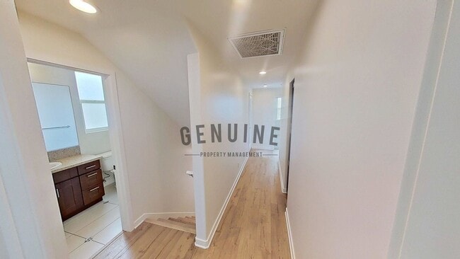Building Photo - 3Bd 2.5Ba Townhouse w/Rooftop Deck