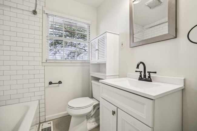 Building Photo - 2575 Sharondale Dr NE