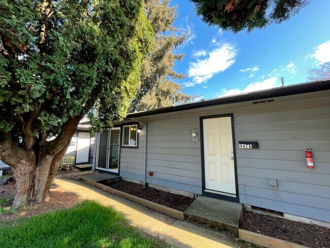 Building Photo - Fantastic 1 Bedroom Apartment in St Johns with Updated Kitchen