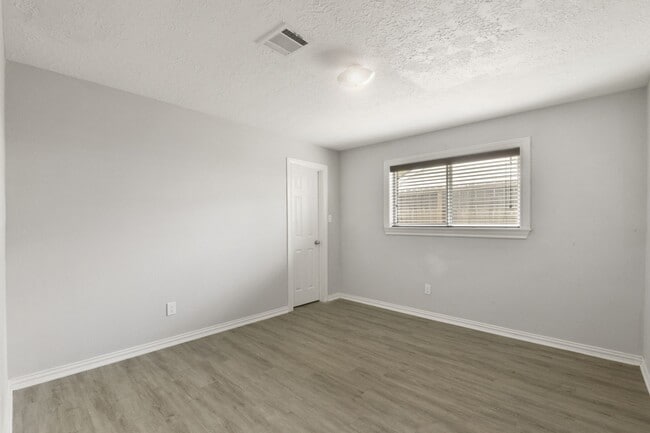 Building Photo - 15710 Creekhaven Dr