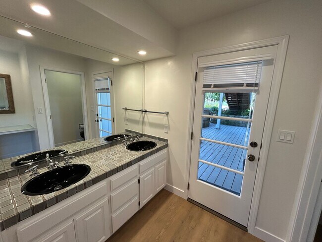 Building Photo - Must See Spacious Alamo 4BR Home with Remo...