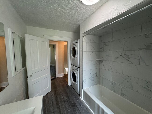 Building Photo - Center Avenue Triplex