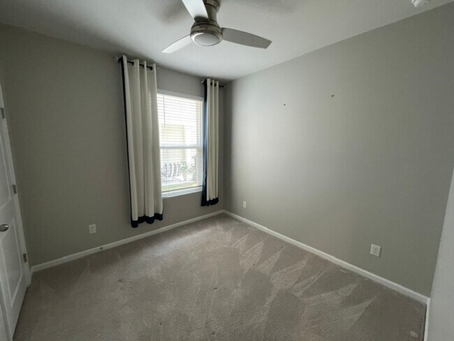 Building Photo - 802 Destiny Dr