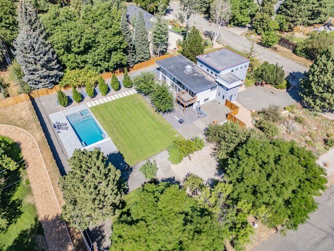 Building Photo - 5 bed 3.5 Bath Home in North Boulder W/Large Backyard, Swimming Pool & Jacuzzi!  Pool Upkeep Incl...