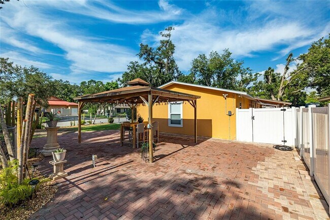 Building Photo - 1735 4th Ave E