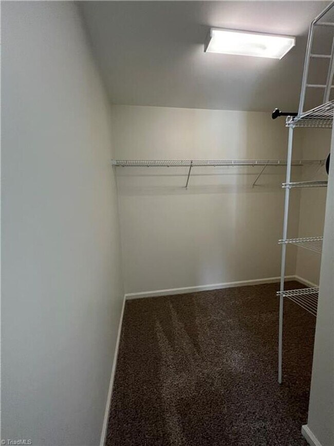 Building Photo - Fabulous 3BR 2.5BA Townhome with Community...