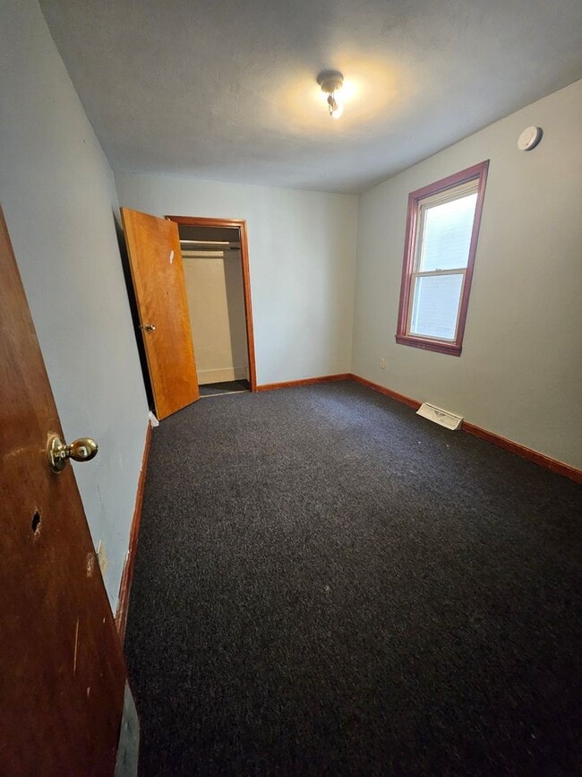 Building Photo - Lower 2 bedroom unit Eastside