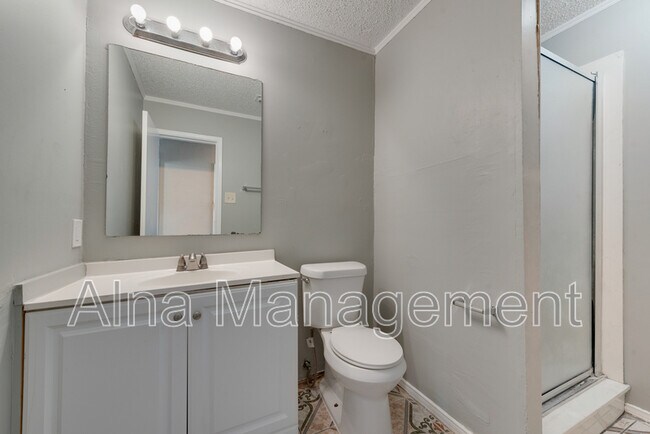 Building Photo - 743 Kings Ln