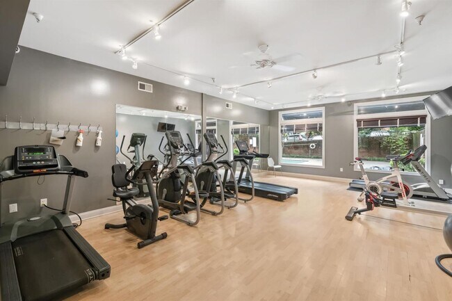 Building Photo - Fabulous 1BR condo in popular Walker Square