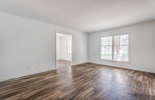 Building Photo - 4036 N Lake Forest Dr