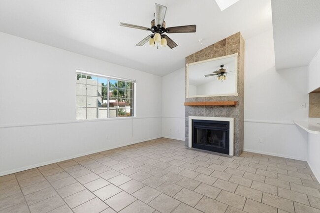 Building Photo - Two Bedrooms! 1 Car Garage!