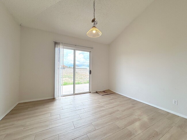 Building Photo - East El Paso 2bed/2Bath Duplex!