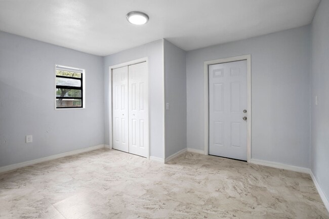 Building Photo - Very large 4bdrm/2bath House, Ready End of February