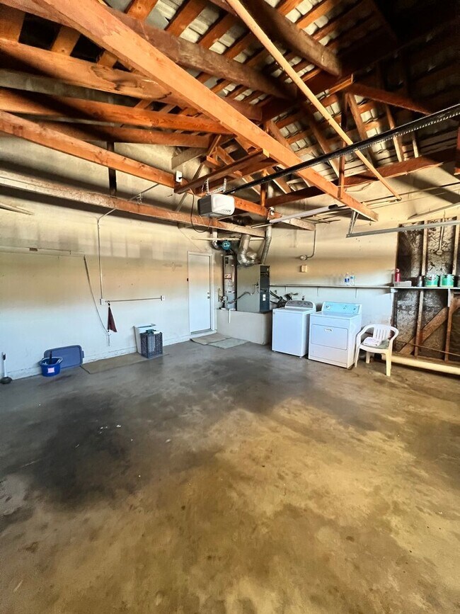 Building Photo - Santa Paula - Spacious pool home in wonder...