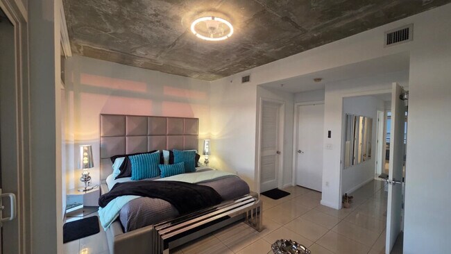 Building Photo - 139 NE 32nd St